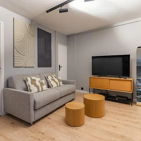 Apartment Chic 2-room In The Heart Of Parisian Luxury