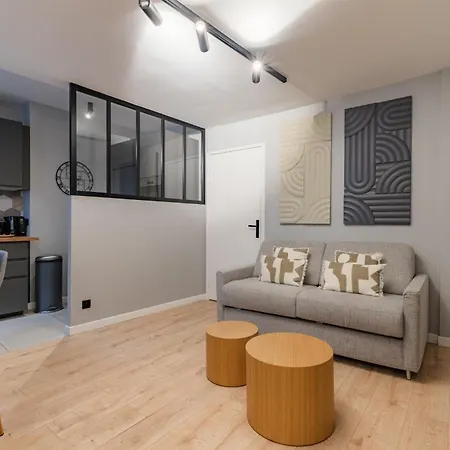 Chic 2-room In The Heart Of Parisian Luxury *