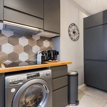 Chic 2-room In The Heart Of Parisian Luxury