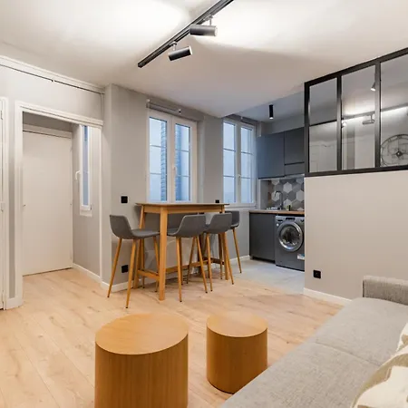 Chic 2-room In The Heart Of Parisian Luxury *